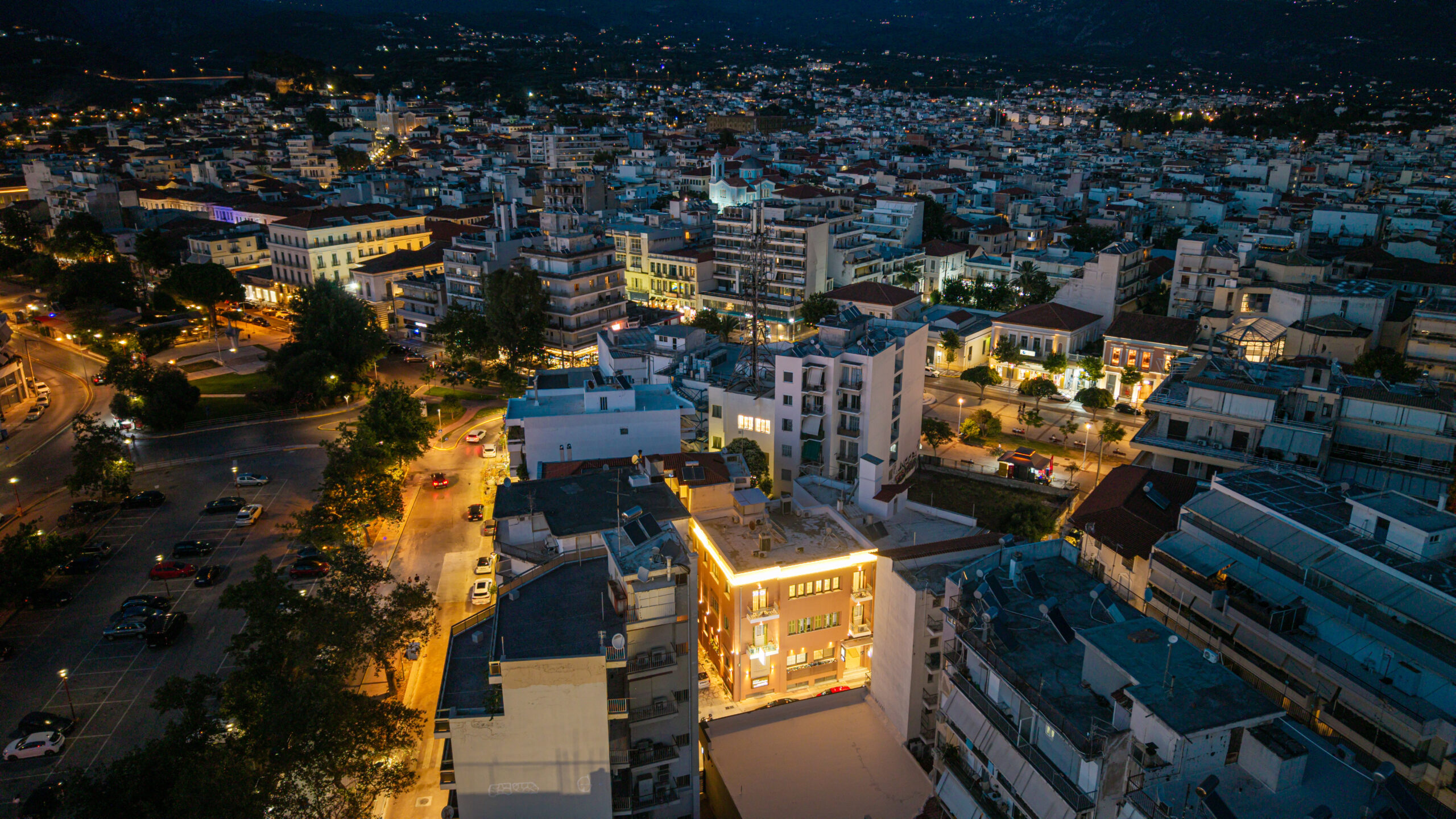 airbnb-kalamata-i-premium-enallaktiki-gia-diamoni-sto-kentro-tis-polis-me-to-a-one-suites