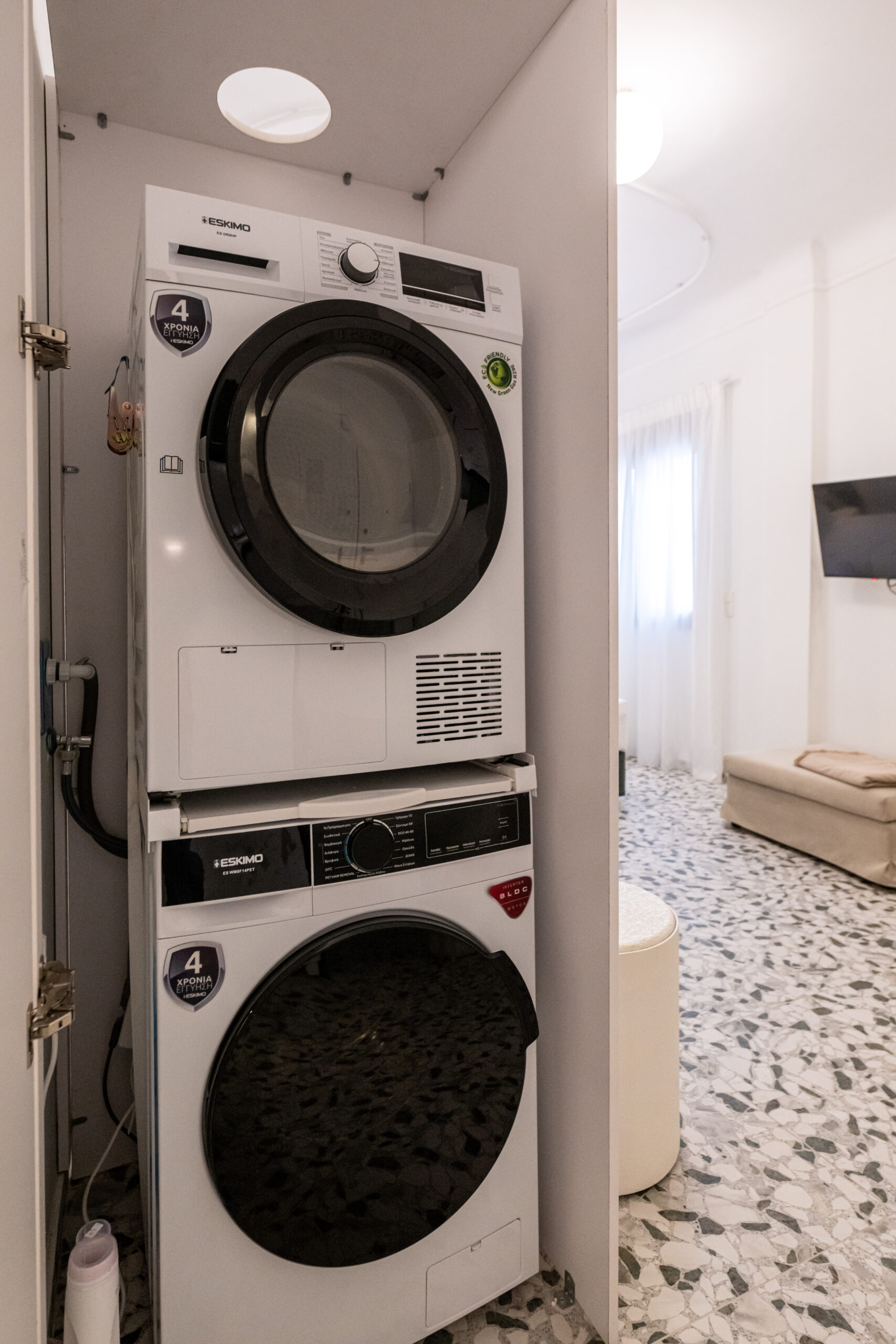 airbnb-kalamata-i-premium-enallaktiki-gia-diamoni-sto-kentro-tis-polis-me-to-a-one-suites