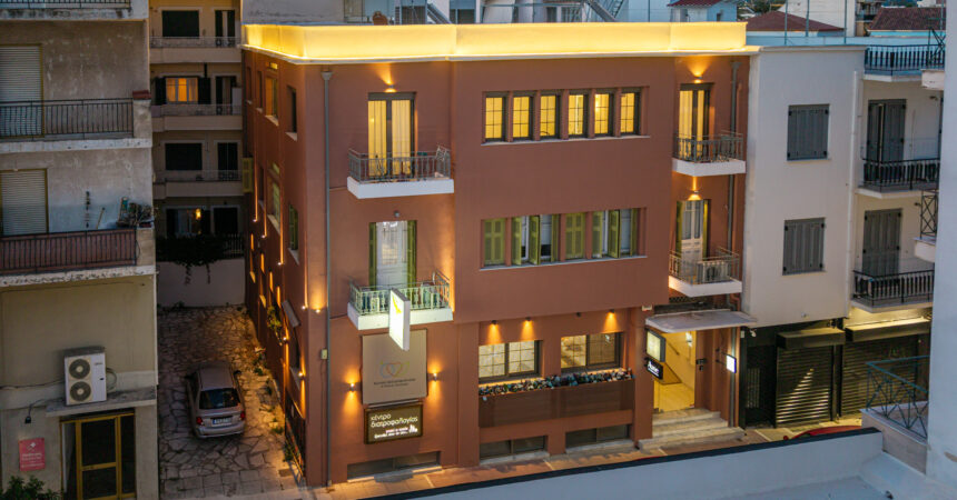 nea-epochi-sti-filoxenia-me-to-a-one-stin-kentriki-plateia-tis-kalamatas-domatia-kalamata-suites