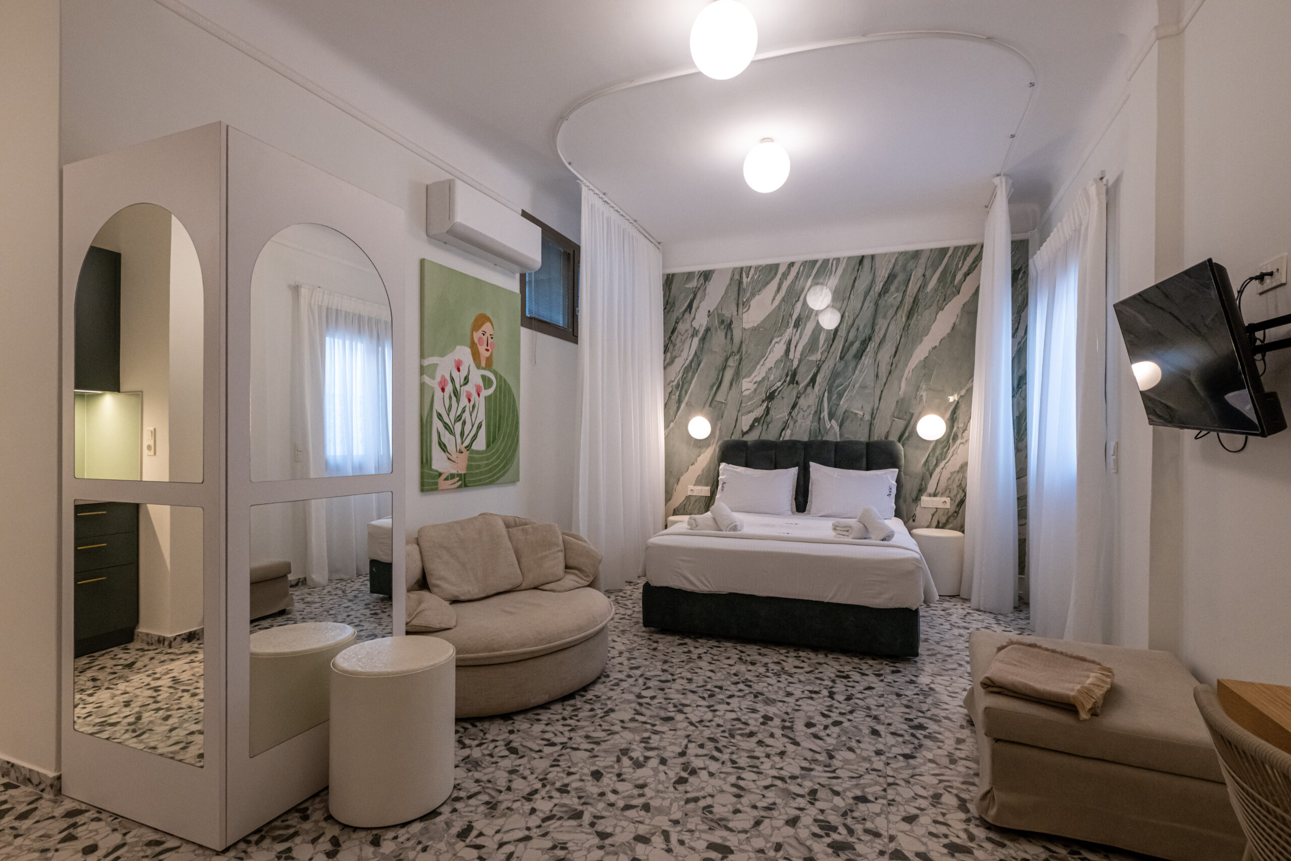 nea-epochi-sti-filoxenia-me-to-a-one-stin-kentriki-plateia-tis-kalamatas-domatia-kalamata-suites