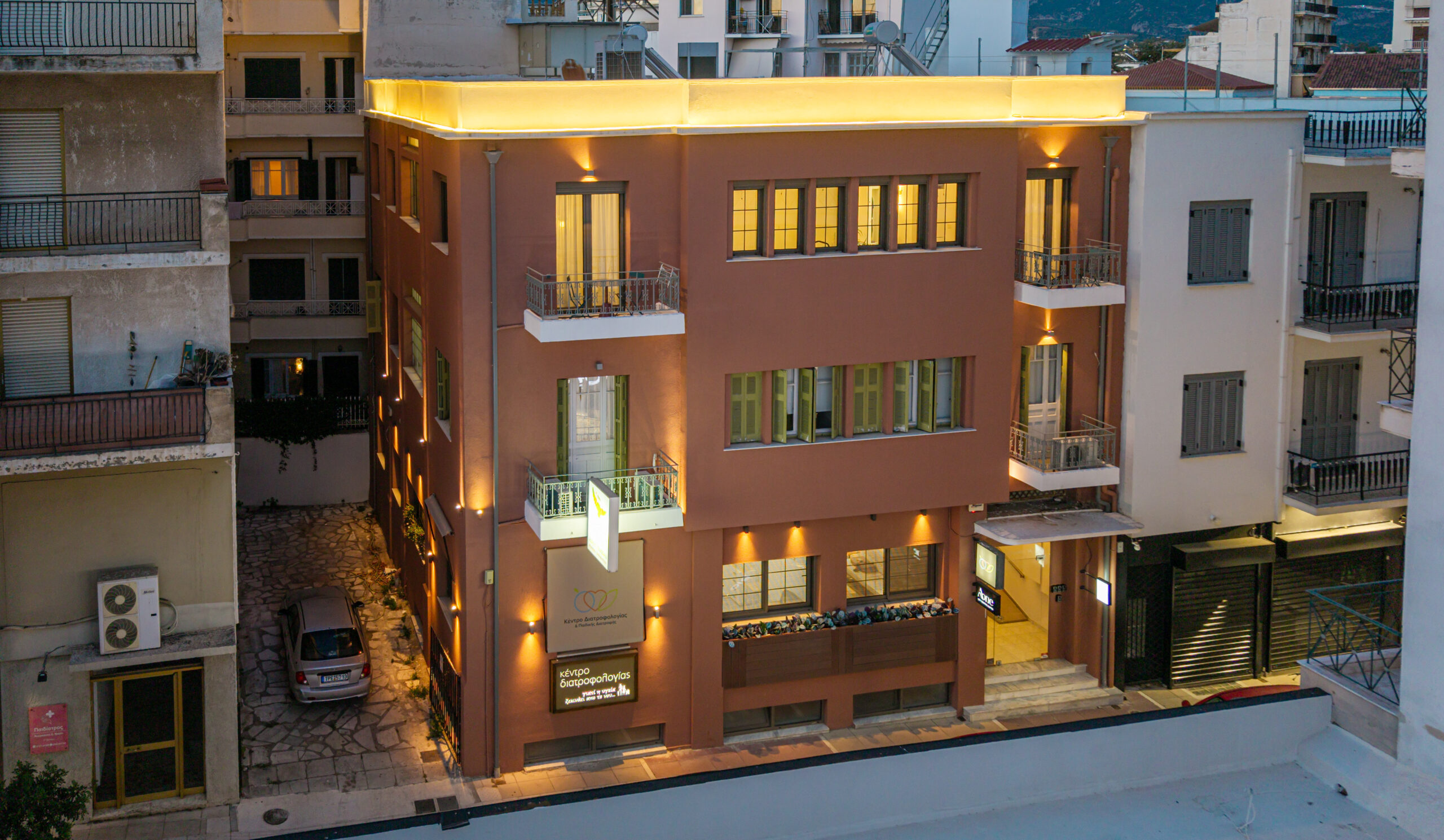 nea-epochi-sti-filoxenia-me-to-a-one-stin-kentriki-plateia-tis-kalamatas-domatia-kalamata-suites