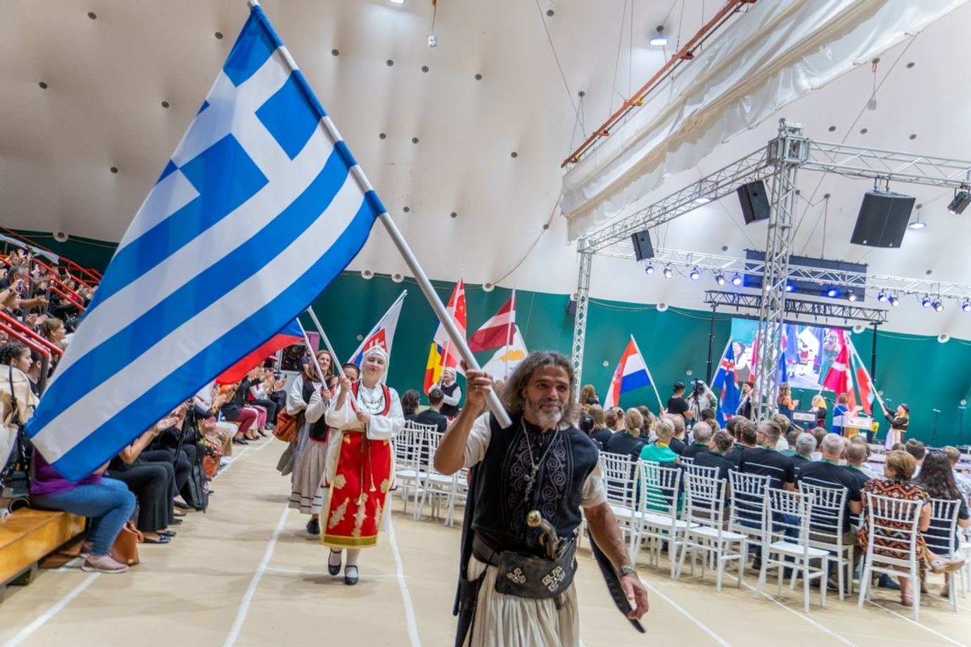 Χορωδοί με σημαίες στη διοργάνωση της Καλαμάτας το 2024, αρχειακή φωτογραφία INTERKULTUR