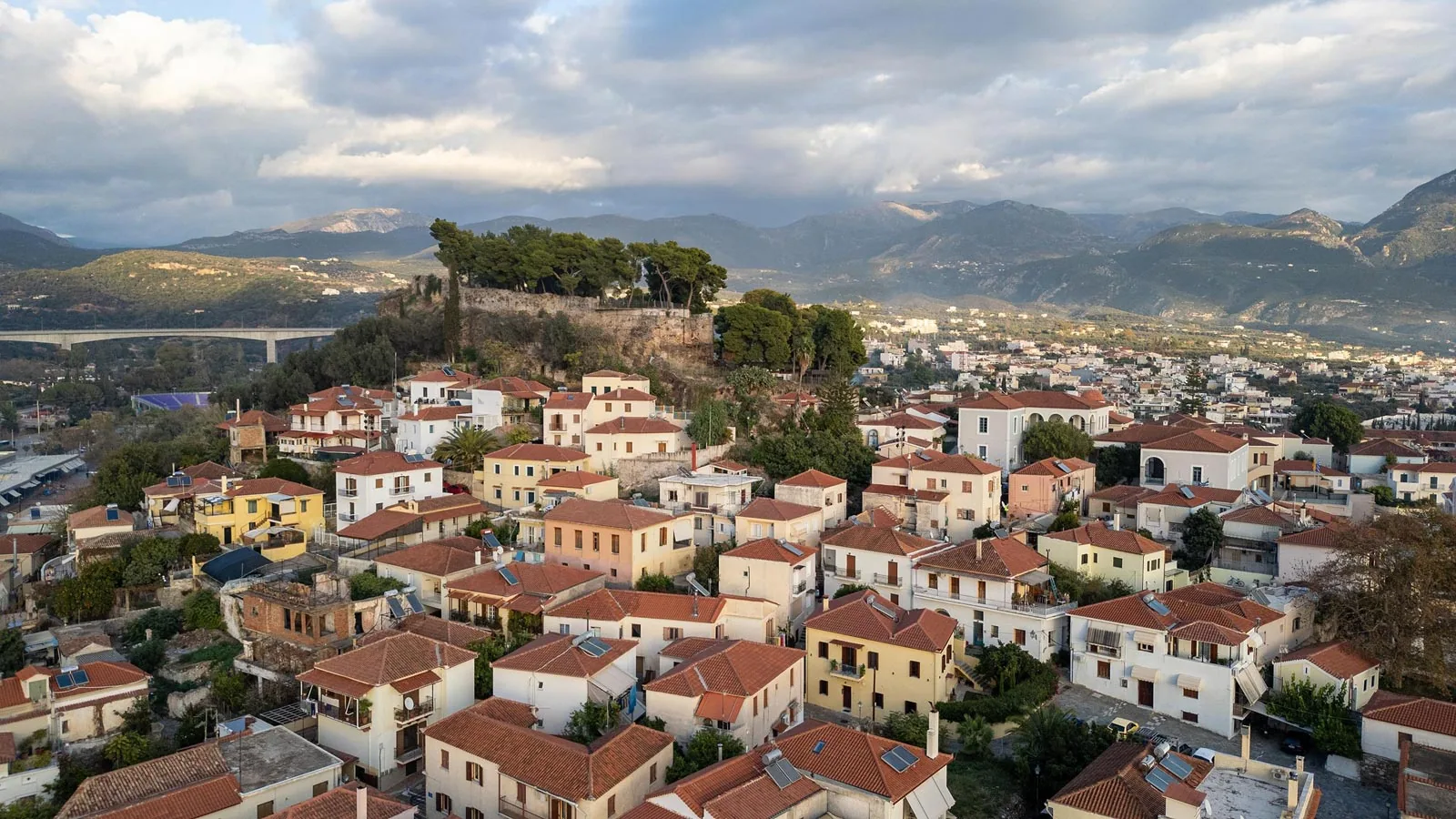 Η παλιά πόλη της Καλαμάτας με κεραμοσκεπές, το κάστρο και τον Ταΰγετο στο βάθος